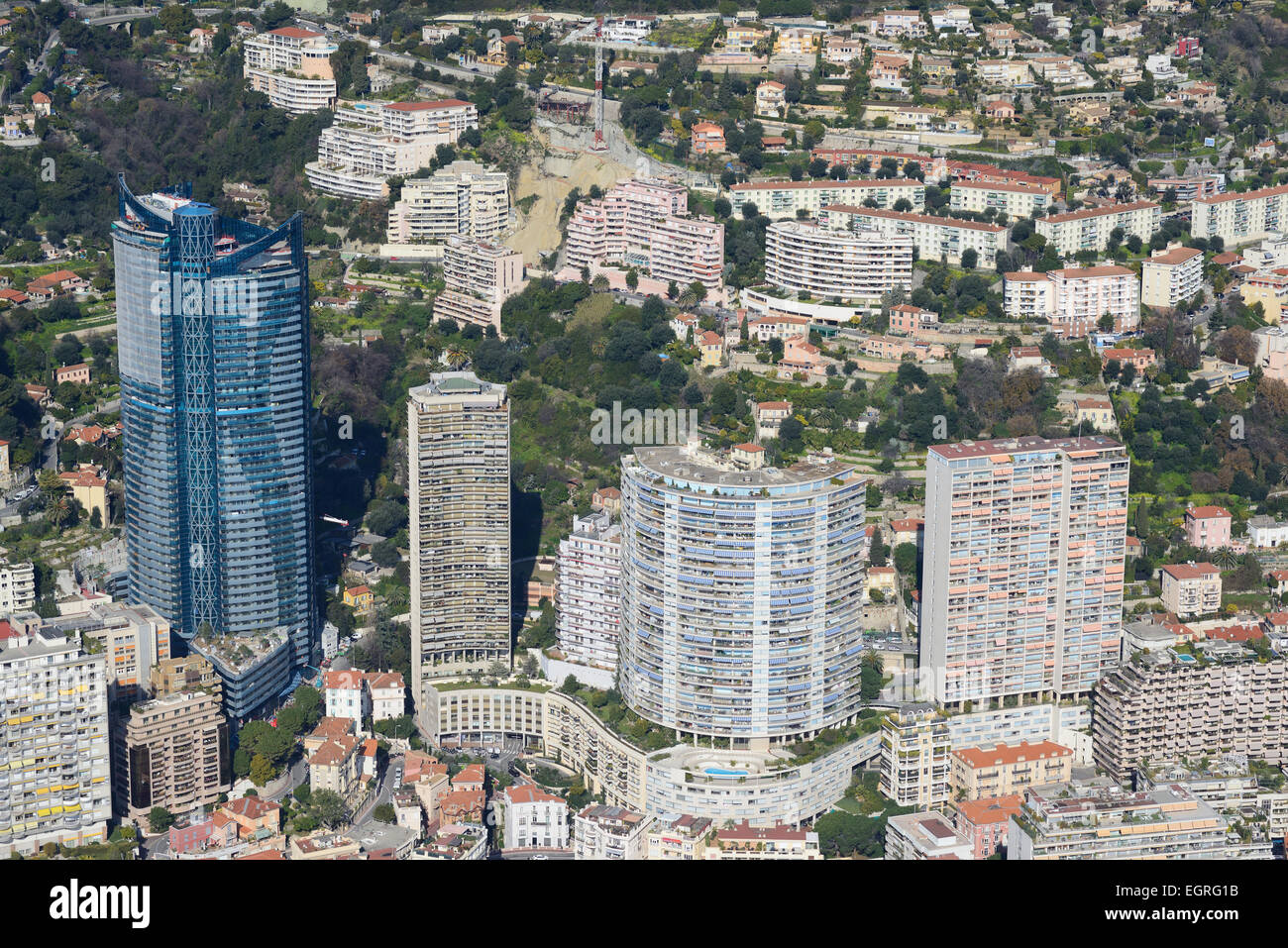 VISTA AÉREA. Lujosos apartamentos de gran altura, el más alto a la izquierda es la Torre Odeon (171m). Barrio de la Rousse San Romano, Principado de Mónaco. Foto de stock