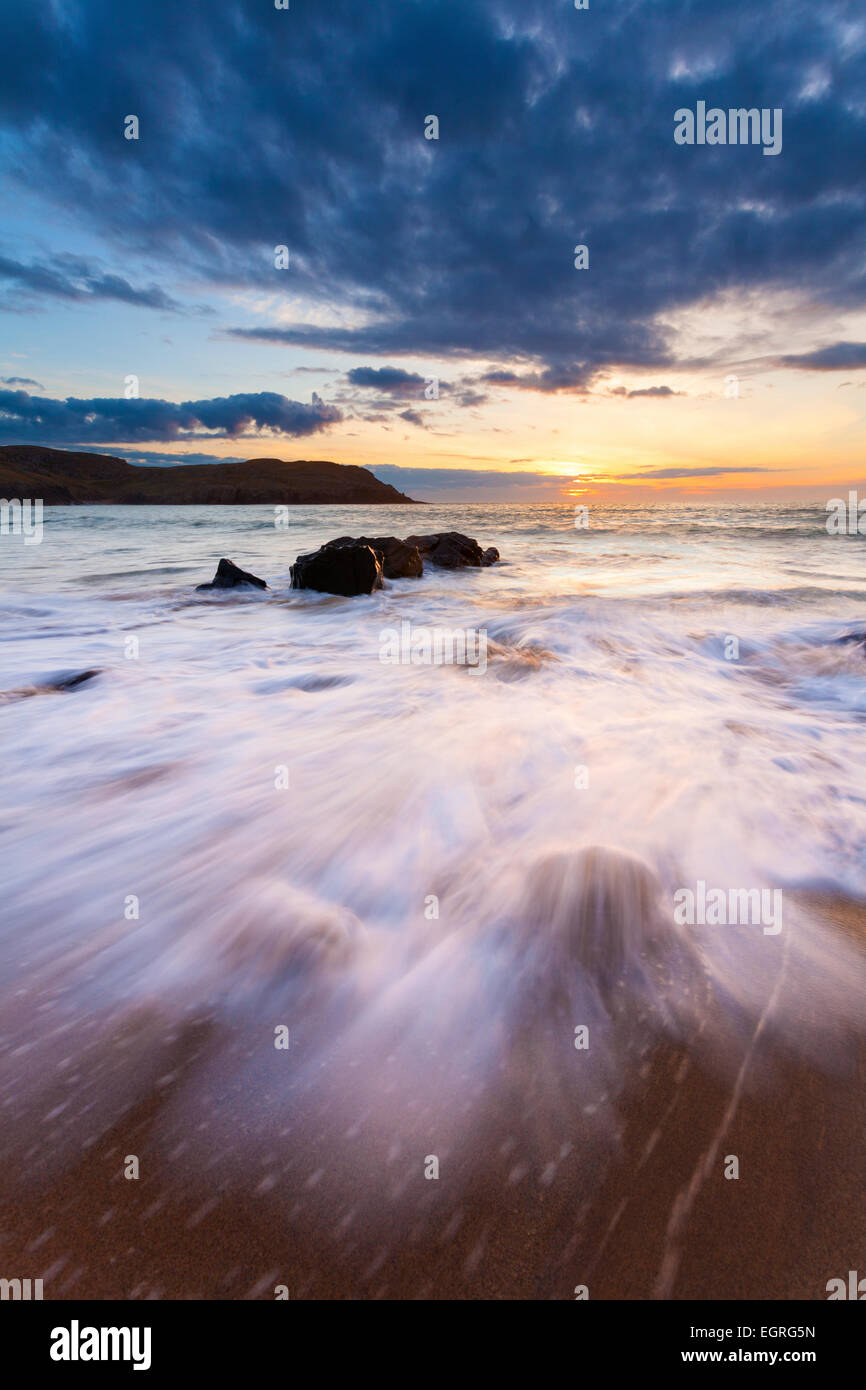 Grandes olas que atormentan a la playa del Dail Mor en la costa oeste de la isla de Lewis. Foto de stock