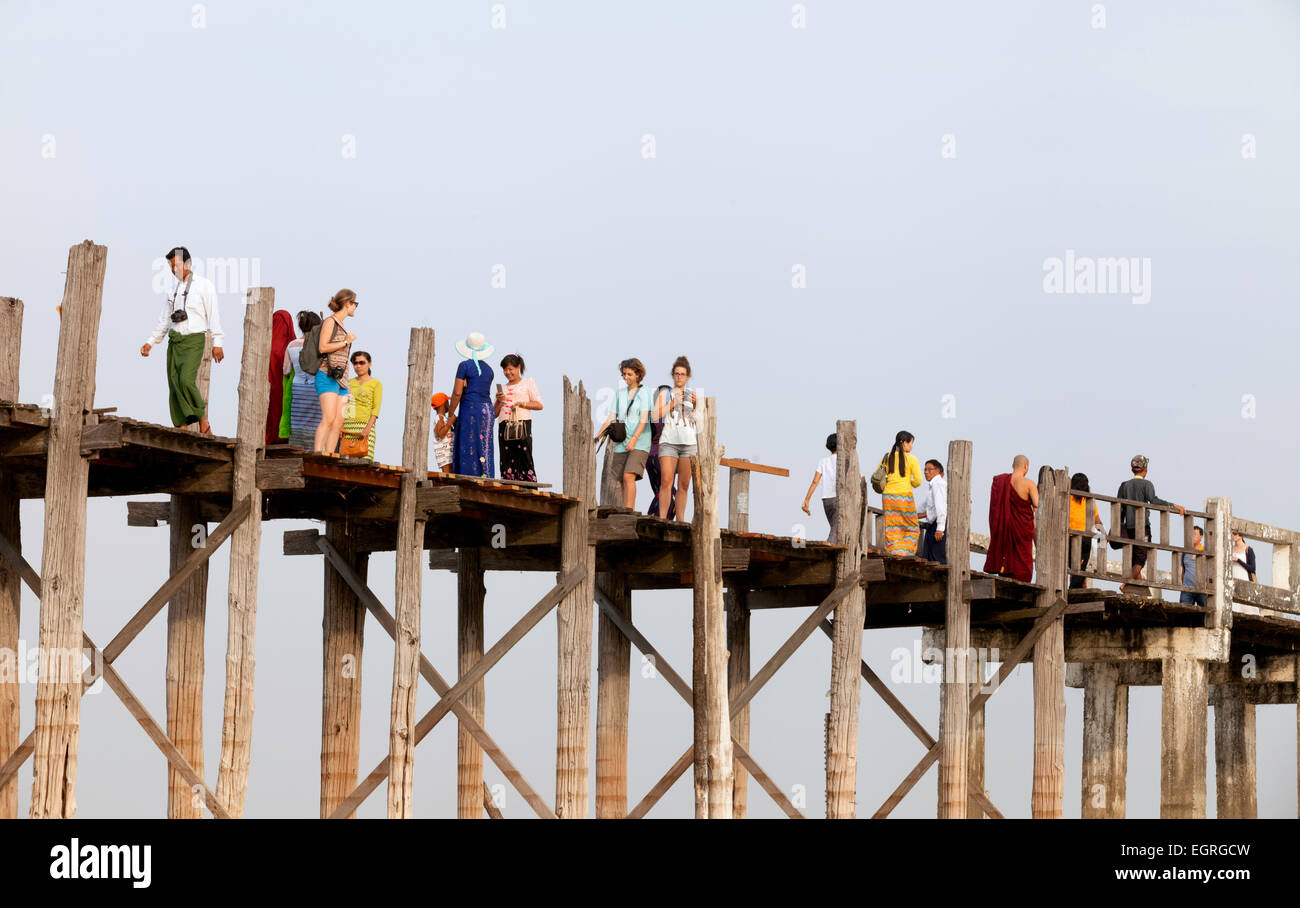 Personas que cruzan el Puente U Bein, Mandalay, Myanmar ( Birmania ), Asia Foto de stock