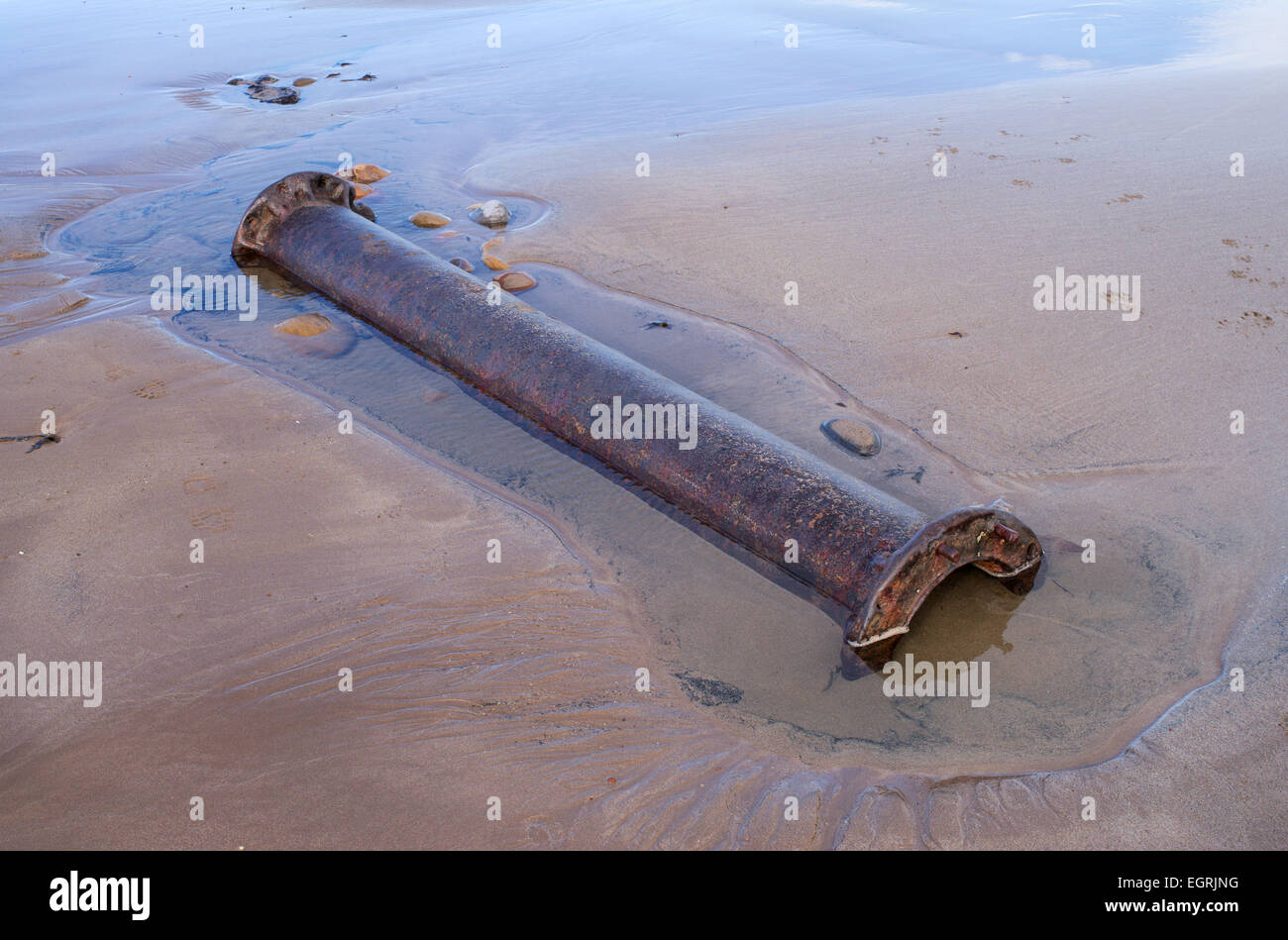 Antigua tubería de hierro fundido en la playa sur de la ambladura,, Northumberland, Inglaterra, Reino Unido. Foto de stock