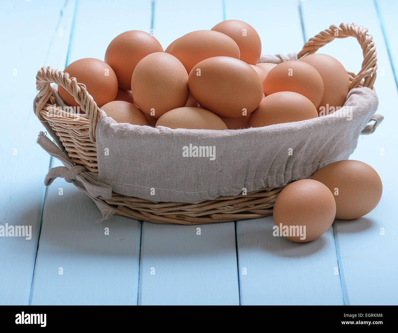 Huevos en la cesta fotografías e imágenes de alta resolución - Alamy