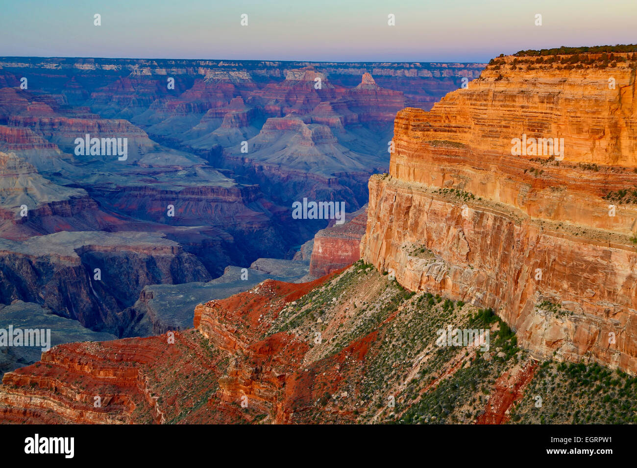 Las formaciones rocosas del cañón (punto Hopi sobre derecho) desde el punto de Mohave ermitaño off road, el Parque Nacional del Gran Cañón, Arizona, EE.UU. Foto de stock