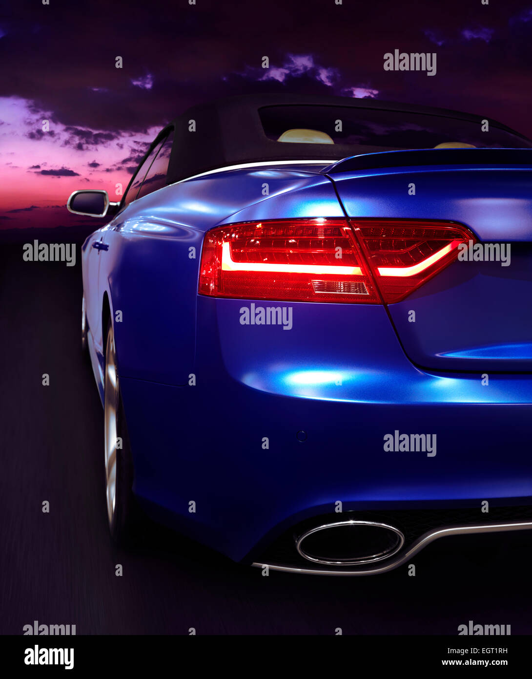 Primer plano de una luz en la parte trasera de un coche azul en una carretera al atardecer. 2015 Audi RS 5 cabriolet. Foto de stock