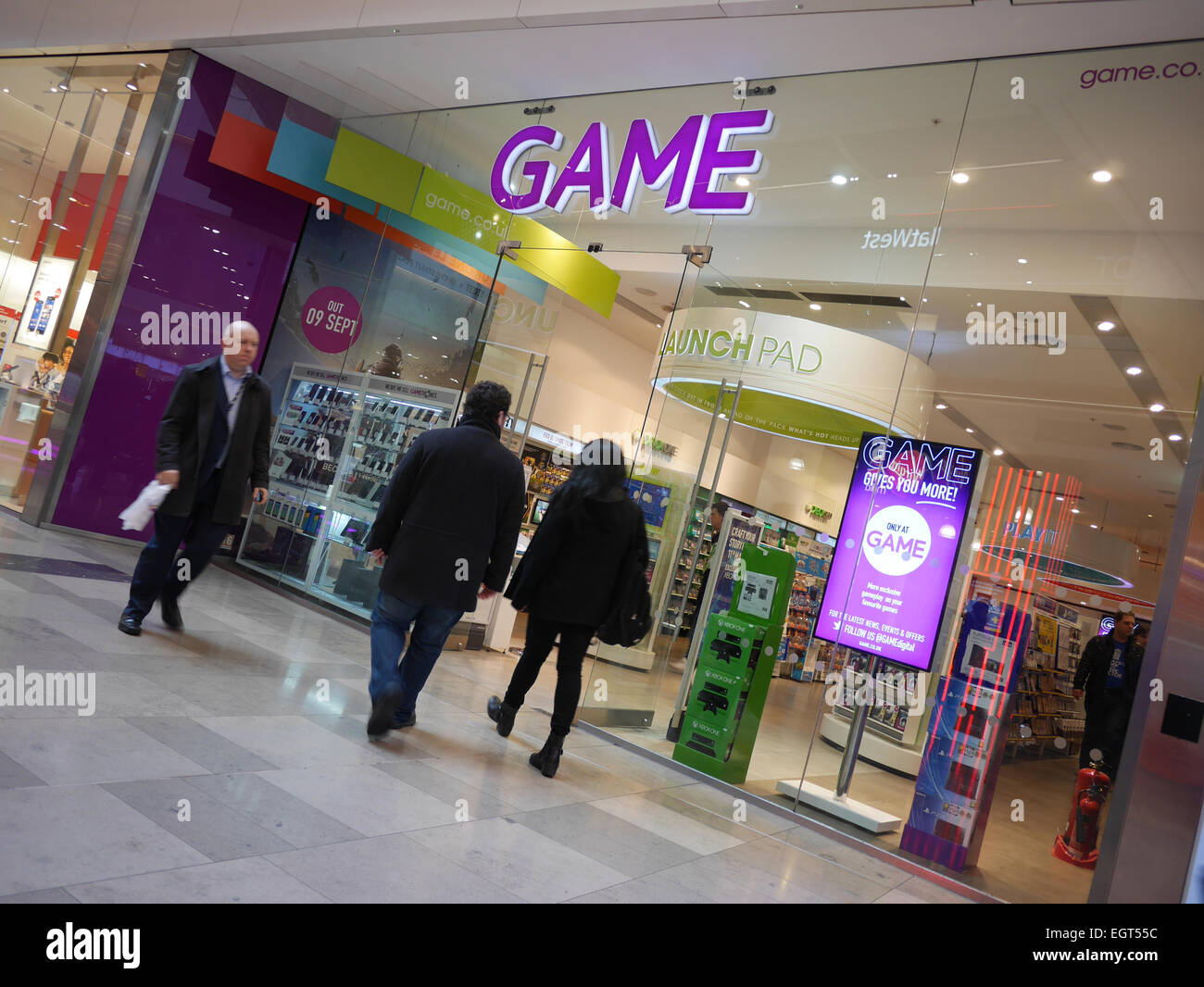 Tienda de juegos retail store juego para PC Fotografía de stock - Alamy