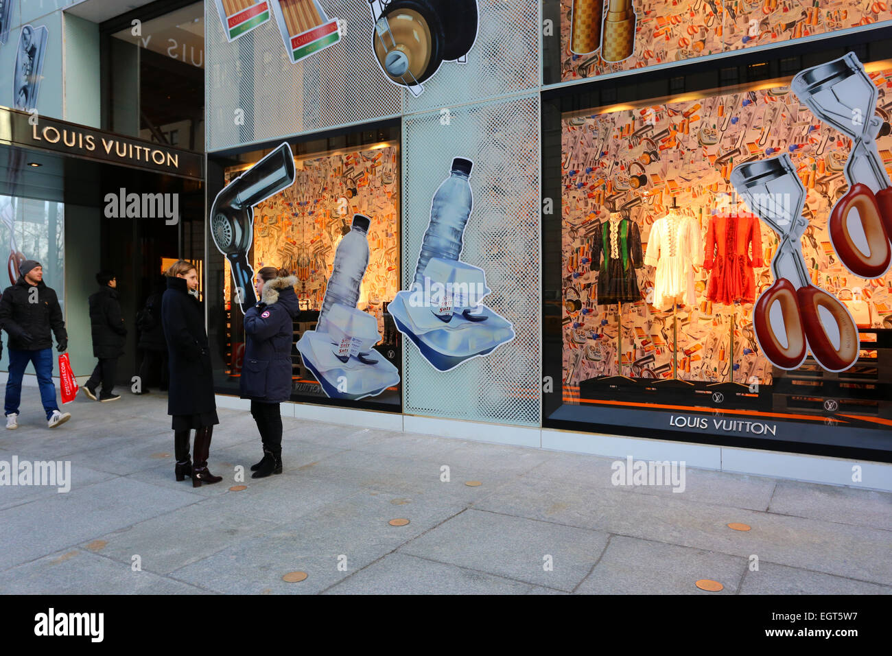 Louis Vuitton, 1 E 57th St, New York, NY. exterior del escaparate de una tienda de artículos de lujo en la Quinta Avenida en Midtown Manhattan. Foto de stock