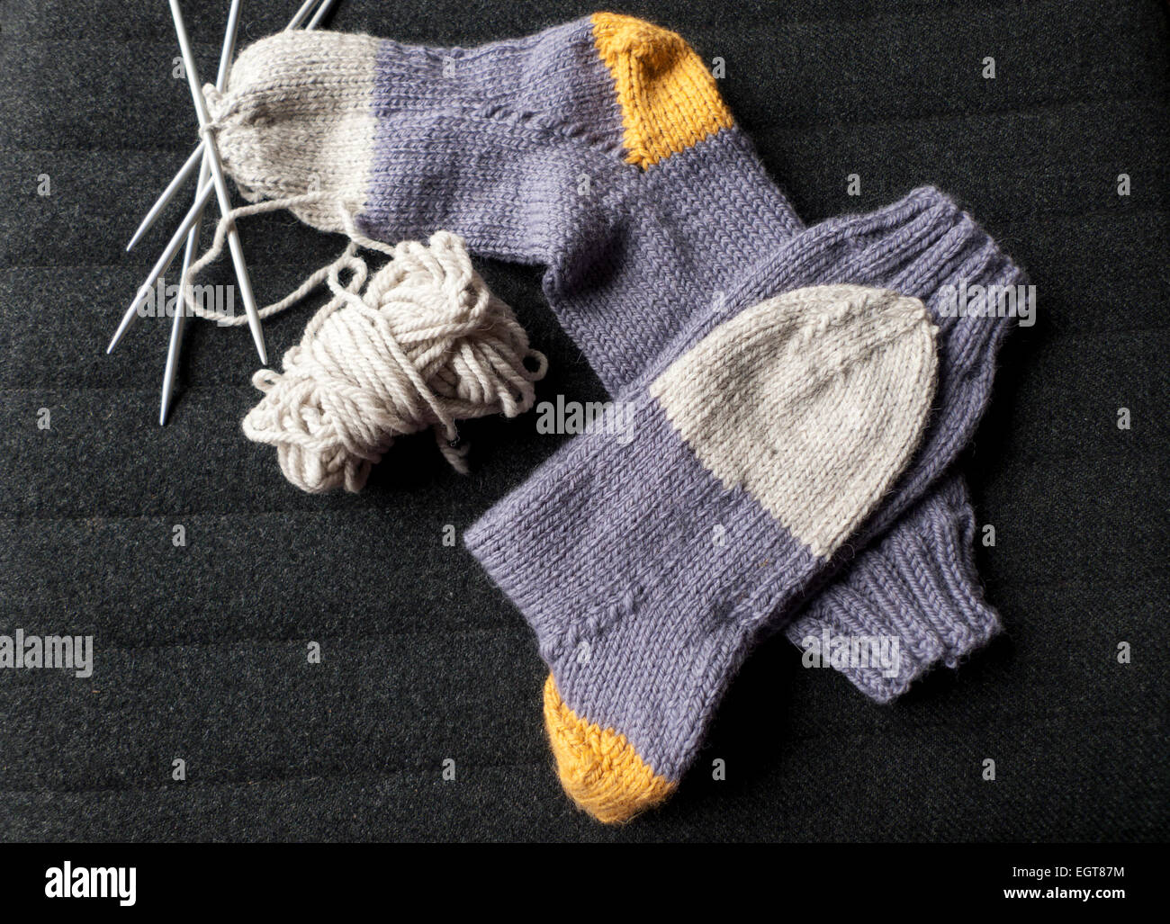 Handknitted morado, gris y amarillo calcetines gruesos de lana tejida en Nepal, Carmarthenshire Gales UK KATHY DEWITT Foto de stock