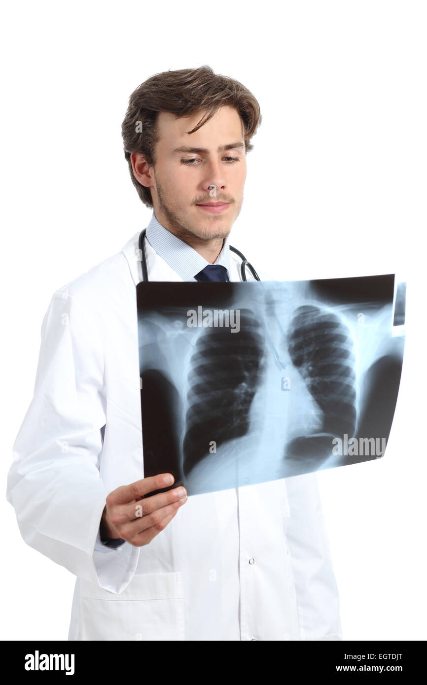 Grave doctor hombre examinando una radiografía aislado sobre un fondo blanco. Foto de stock