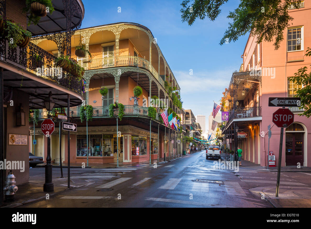 Los edificios típicos de la zona del Barrio Francés de Nueva Orleans, Luisiana. El French Quarter es el más antiguo y famoso y vi Foto de stock