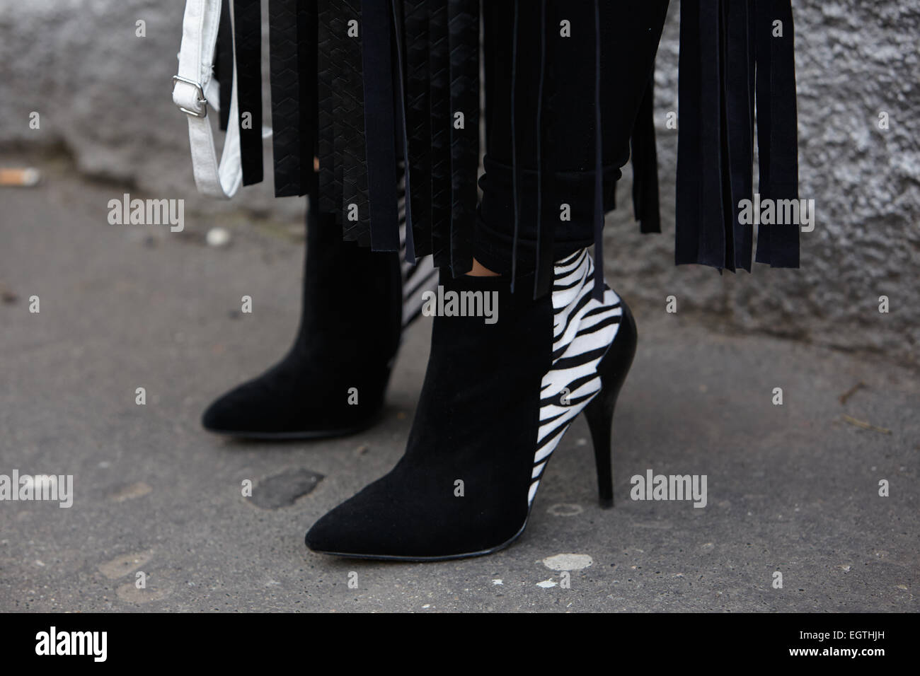 Mujer representa para los fotógrafos antes de Fendi mostrar día de la  Semana de la moda de Milán 2, Otoño/Invierno 2015/2016 Fotografía de stock  - Alamy