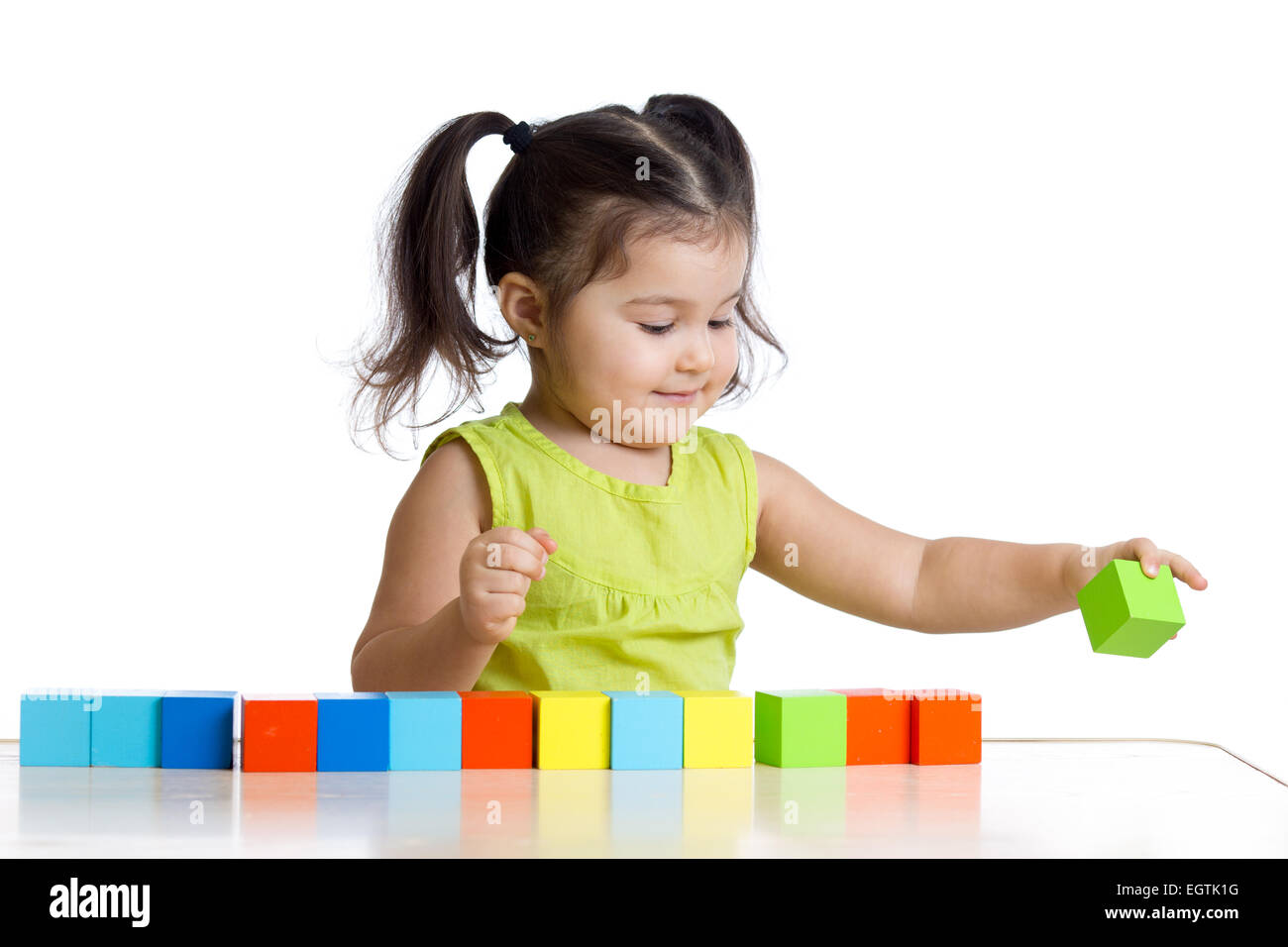 Niño juega con bloques de construcción y aprendizaje de colores Foto de stock