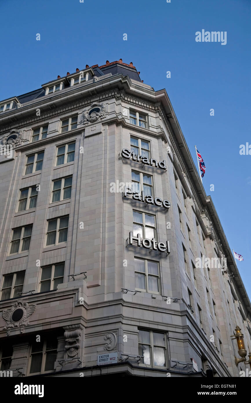 Cielos azules sobre el Strand Palace Hotel en Londres Foto de stock