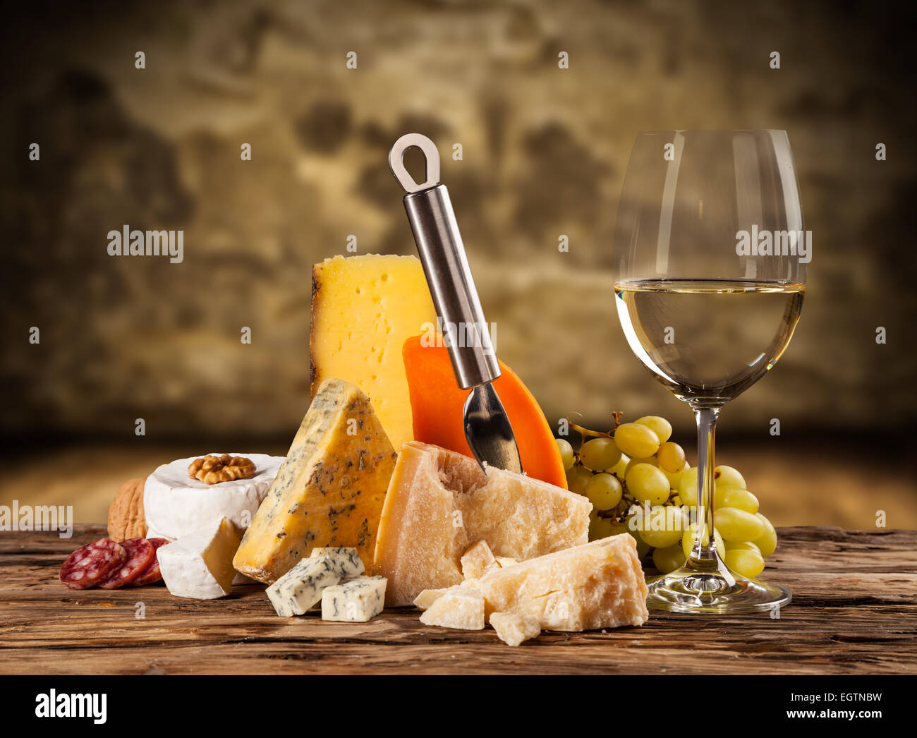 Diversos tipos de queso con vino blanco Foto de stock