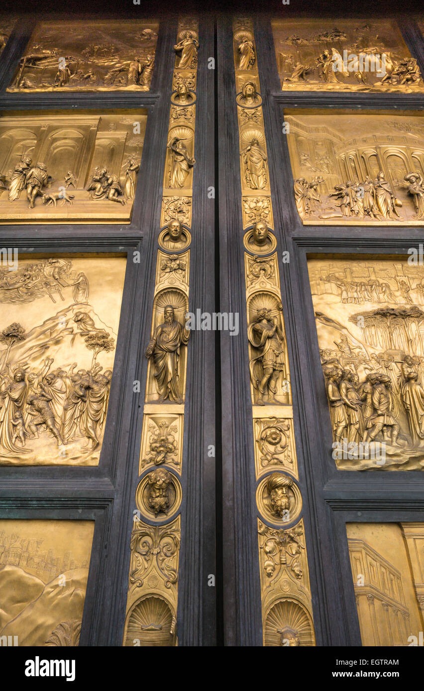Puertas del Paraíso: Lorenzo Ghiberti la obra maestra del Renacimiento, puertas de bronce del Baptisterio de Florencia, Italia, Foto de stock