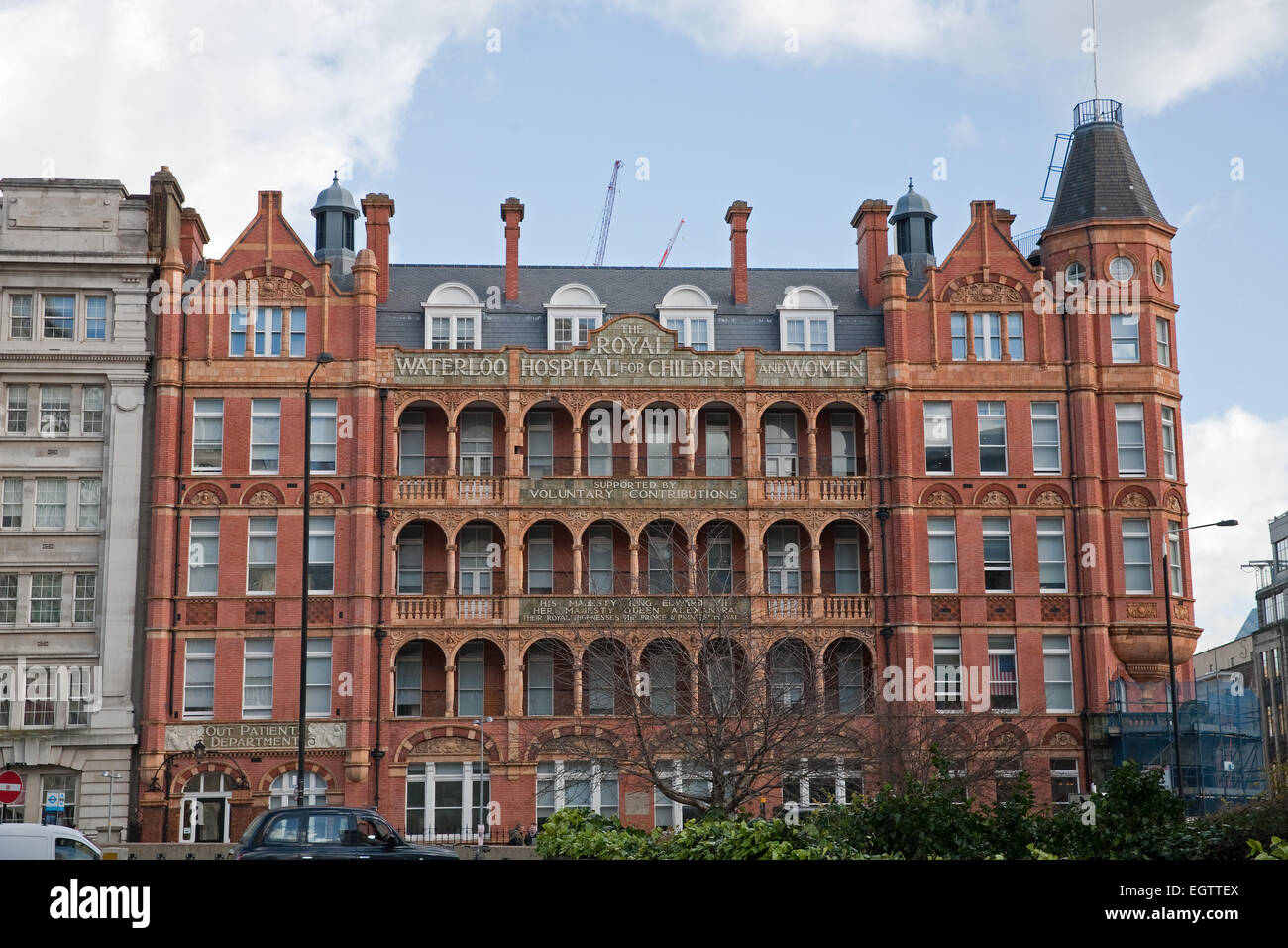 Clima:cielos azules sobre el Waterloo Royal Hospital para Niños y Mujeres en Londres Foto de stock