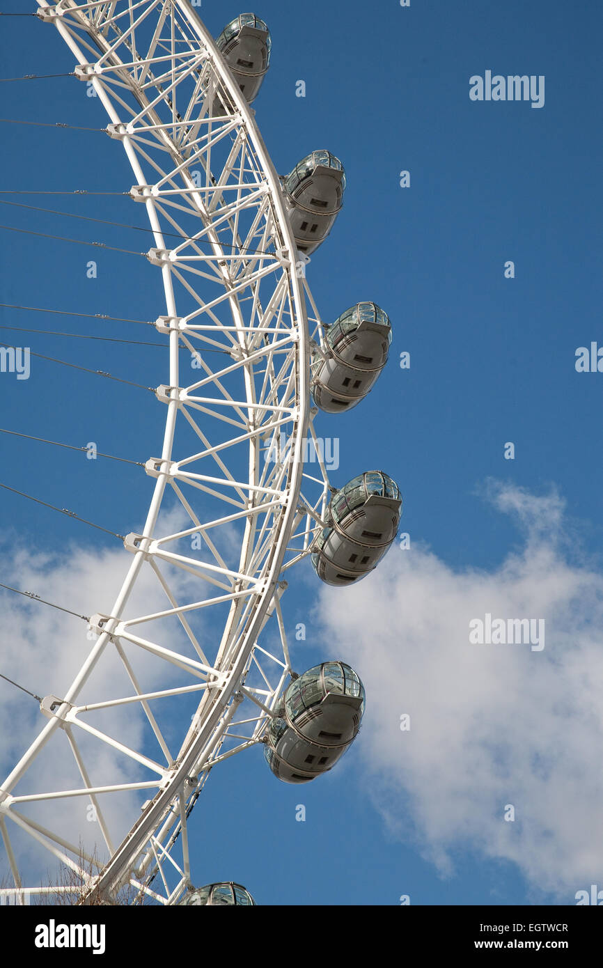 Cielos azules sobre el London Eye en Londres Foto de stock