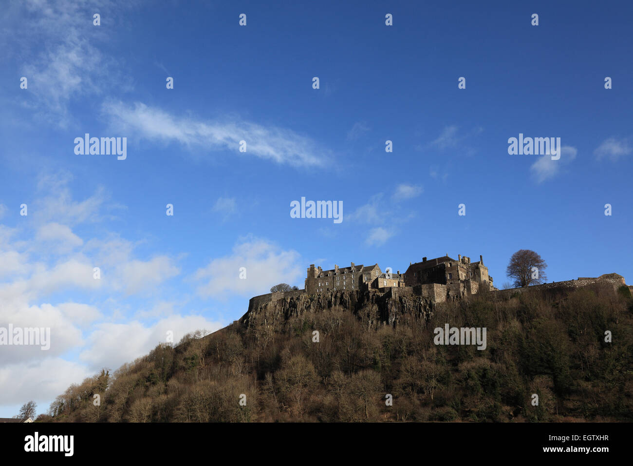 Castillo de Stirling, en un crag conocido como Castle Hill. Es un monumento antiguo programado, administrado por la Escocia histórica. Foto de stock