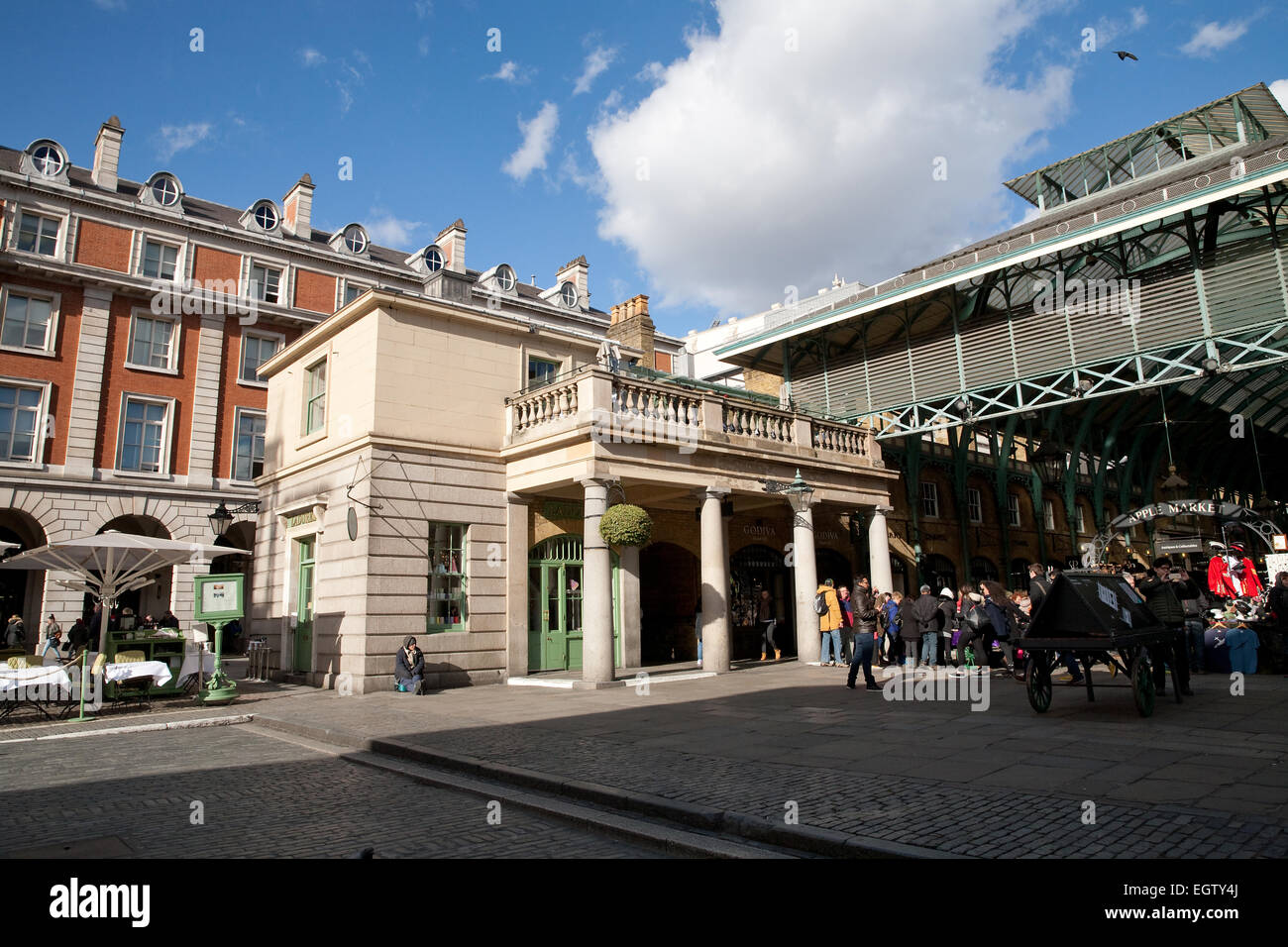 Cielos Azules sobre mercado de Covent Garden en Londres Foto de stock