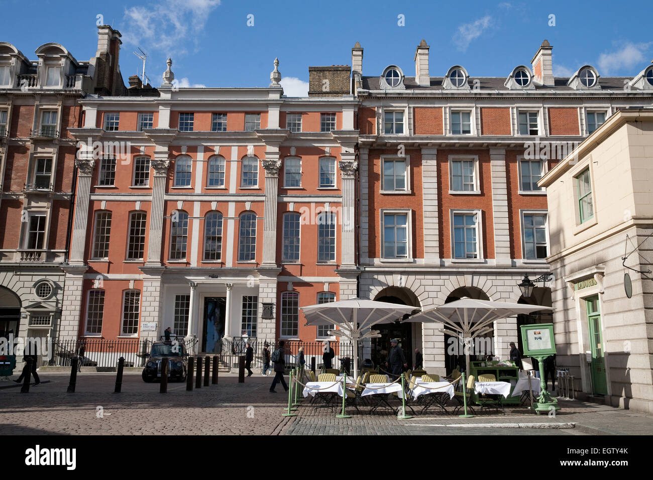 Los comensales comer alfresco bajo el cielo azul en el Covent Garden de Londres Foto de stock