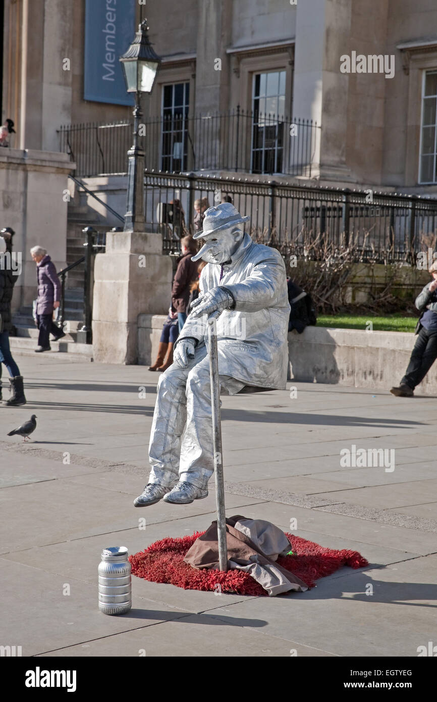 Un artista en la calle Trafalgar Square Londres Foto de stock