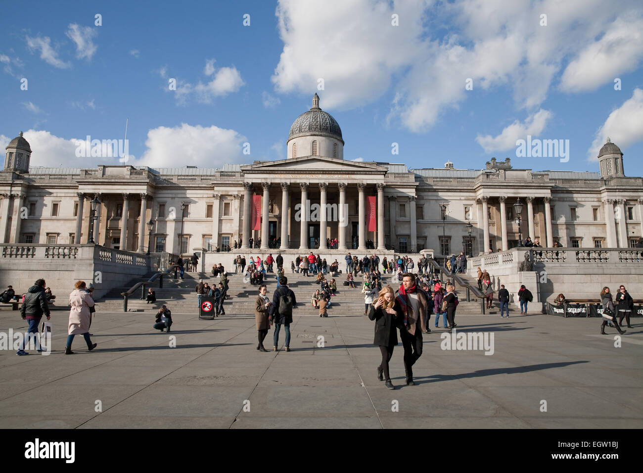 Cielos Azules sobre Trafalgar Square Londres Foto de stock