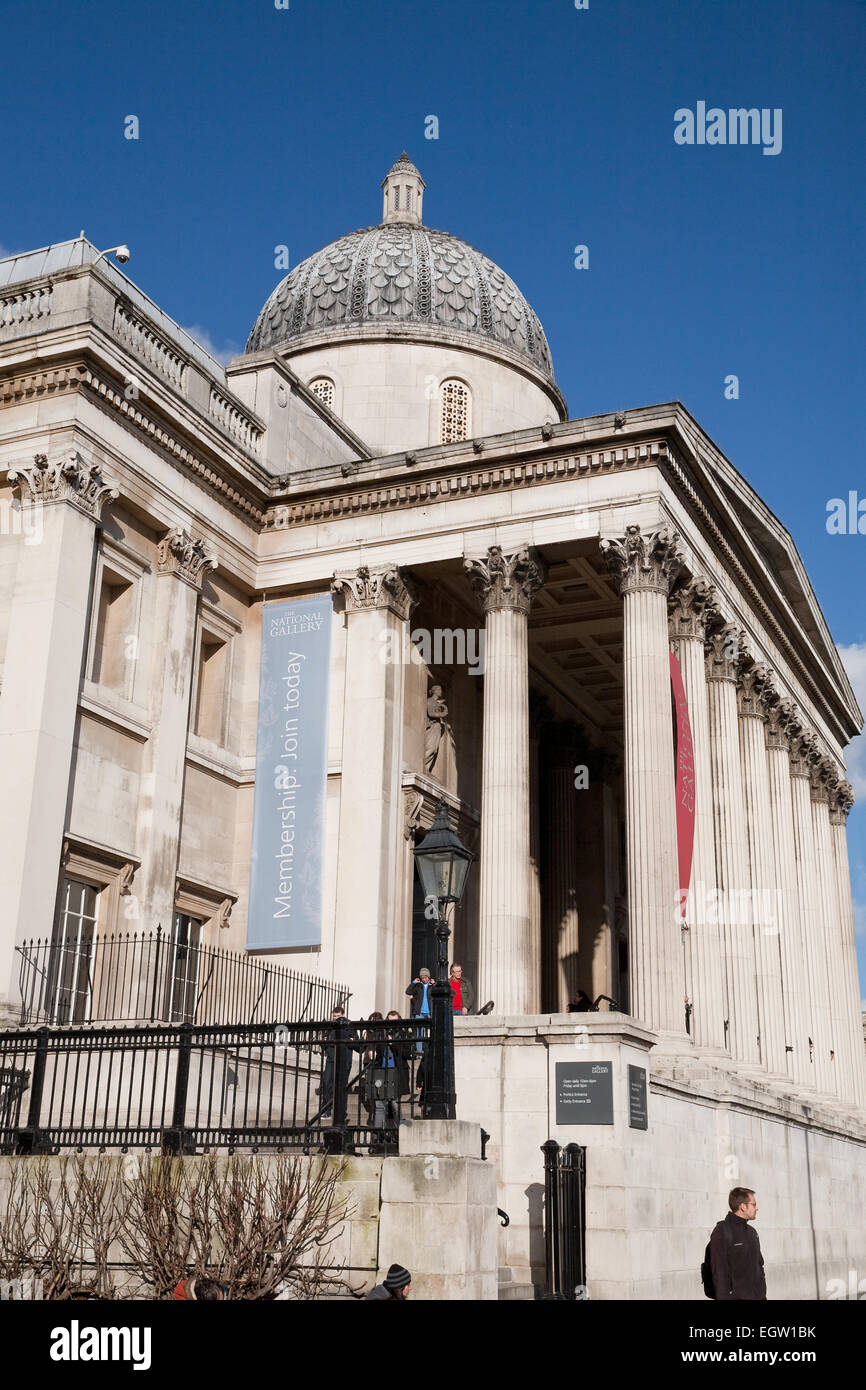 El cielo azul a través de la National Gallery de Londres Foto de stock