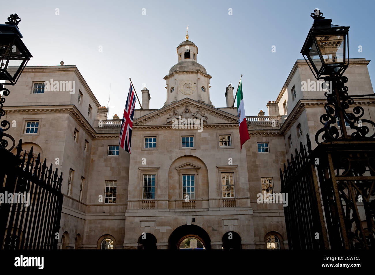 Cielos Azules sobre Horseguards en Whitehall Londres Foto de stock