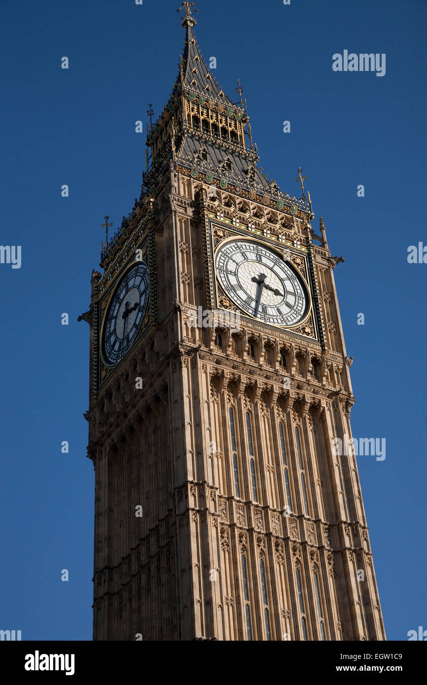 Cielos azules sobre el Big Ben de Londres Foto de stock