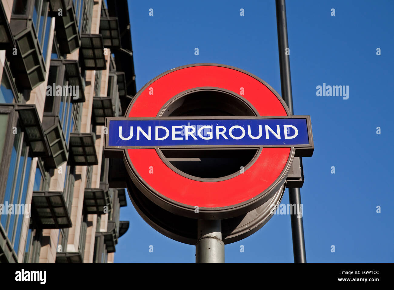 Cielos Azules sobre la estación de metro de Westminster en Londres Foto de stock