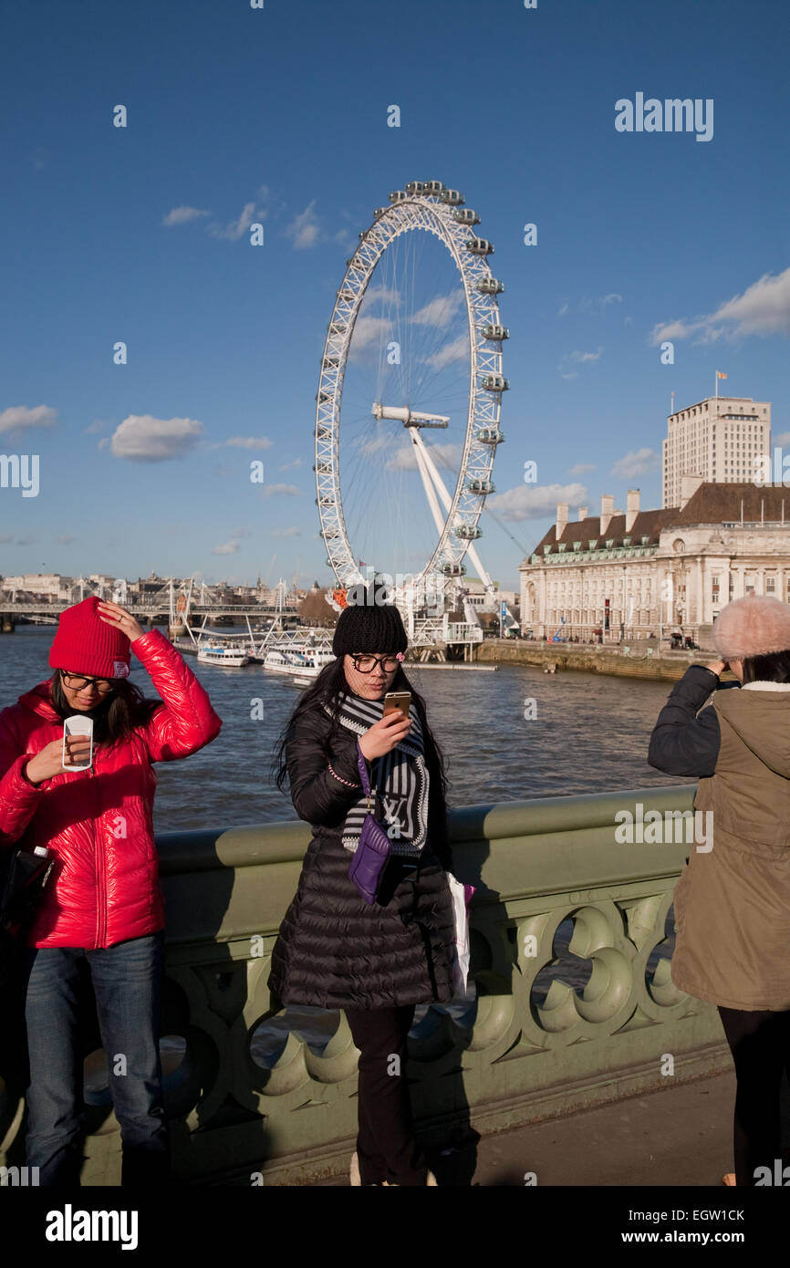 Turistas toman selfies en el puente de Westminster en Londres Foto de stock