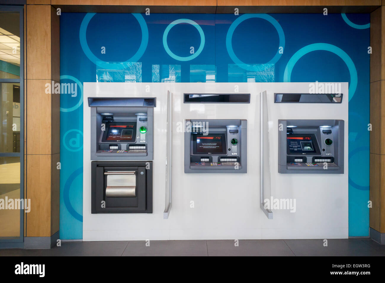 El Vestibulo Atm Cerrados En Una Sucursal De Nueva York Del Doral Bank En Puerto Rico El Sabado 28 De Febrero De 2015 El Atribulado Banco Ha Sido Cerrado Por La Federal