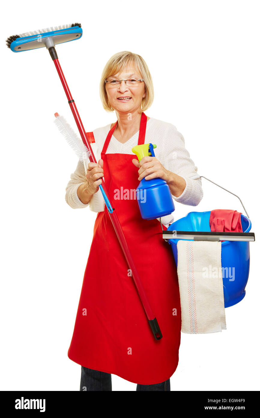 Ama de casa haciendo una limpieza de primavera con muchos artículos de limpieza en sus manos Foto de stock