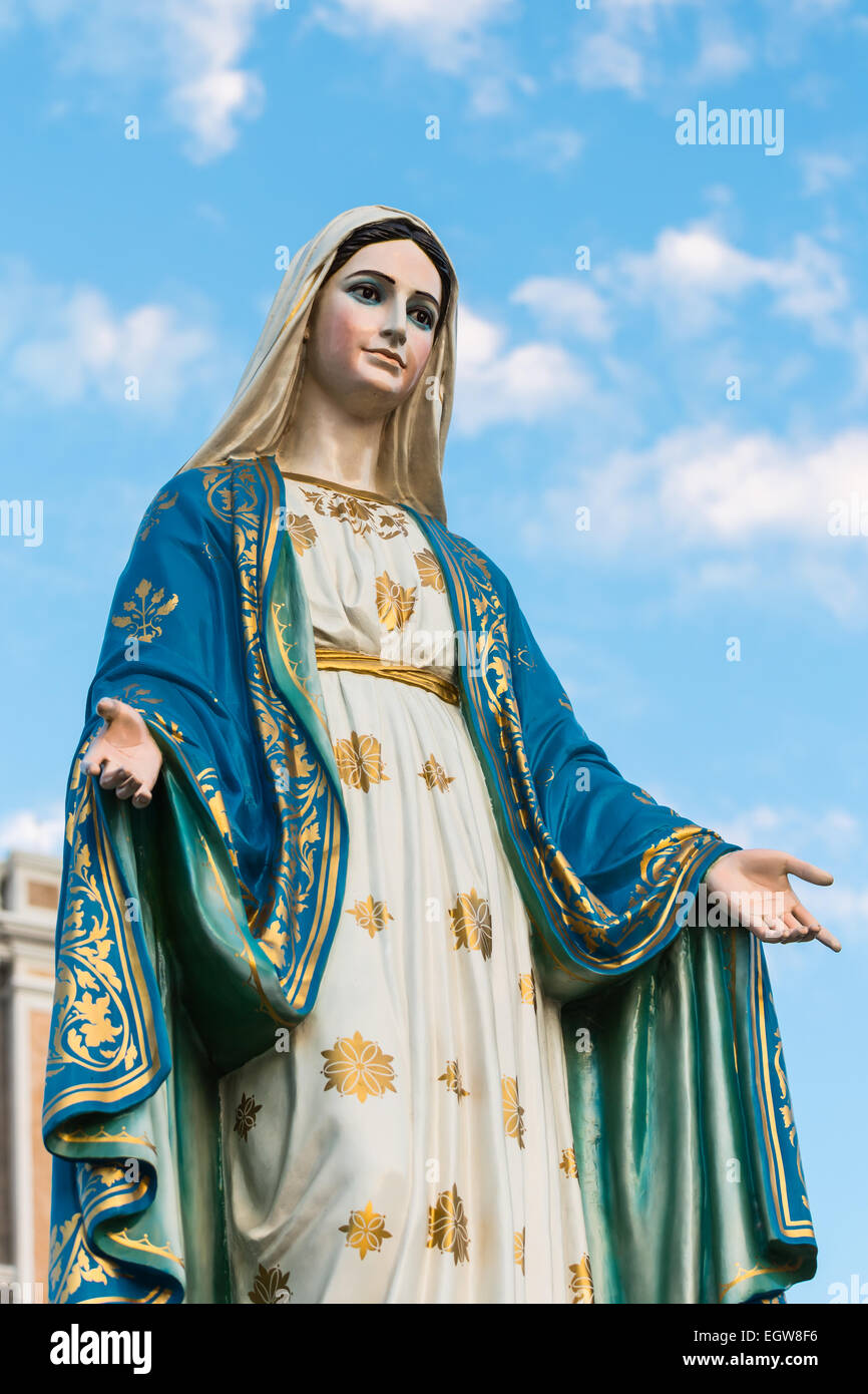 Santa María o la Virgen María, la madre de Jesús, en la parte delantera de la Diócesis Católica Romana o Catedral del Immaculat Foto de stock