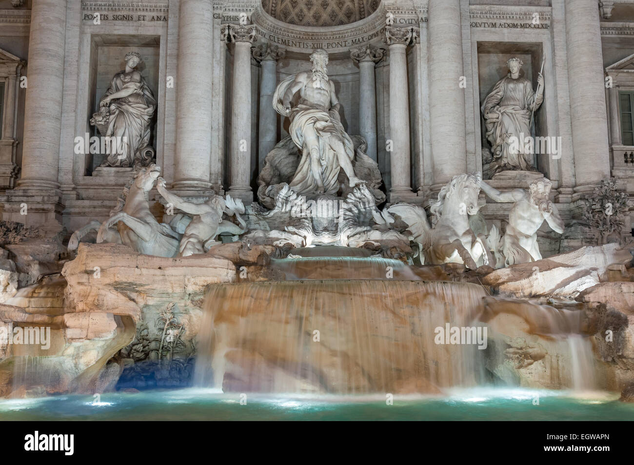 La famosa Fontana di Trevi en Roma Italia Foto de stock