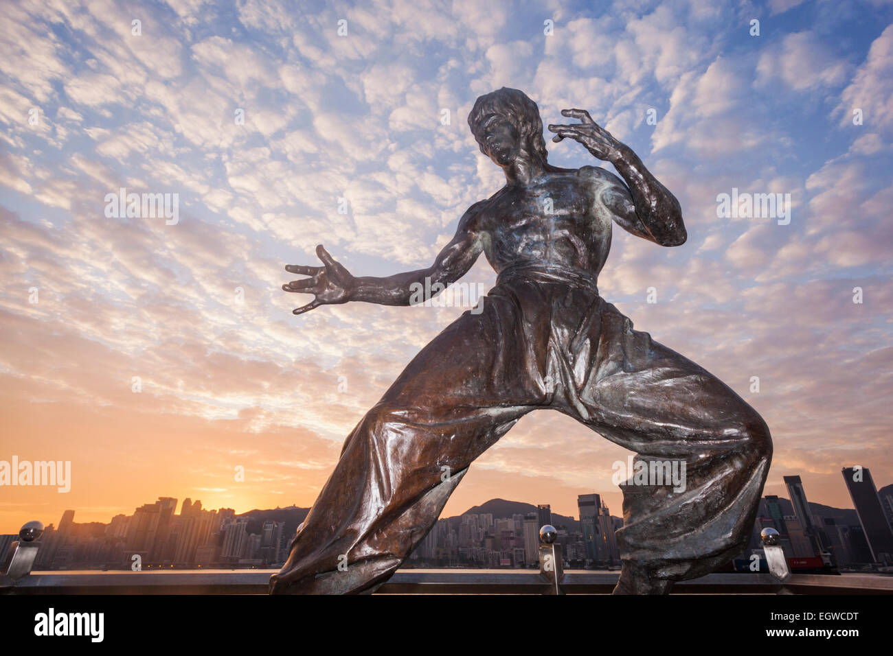 China, Hong Kong, Kowloon, Tsim Sha Tsui, la Avenida de las Estrellas, la Estatua de Bruce Lee Foto de stock