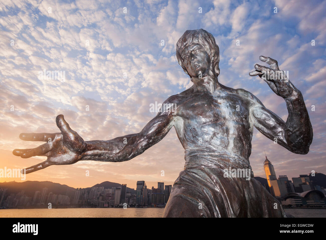 China, Hong Kong, Kowloon, Tsim Sha Tsui, la Avenida de las Estrellas, la Estatua de Bruce Lee Foto de stock