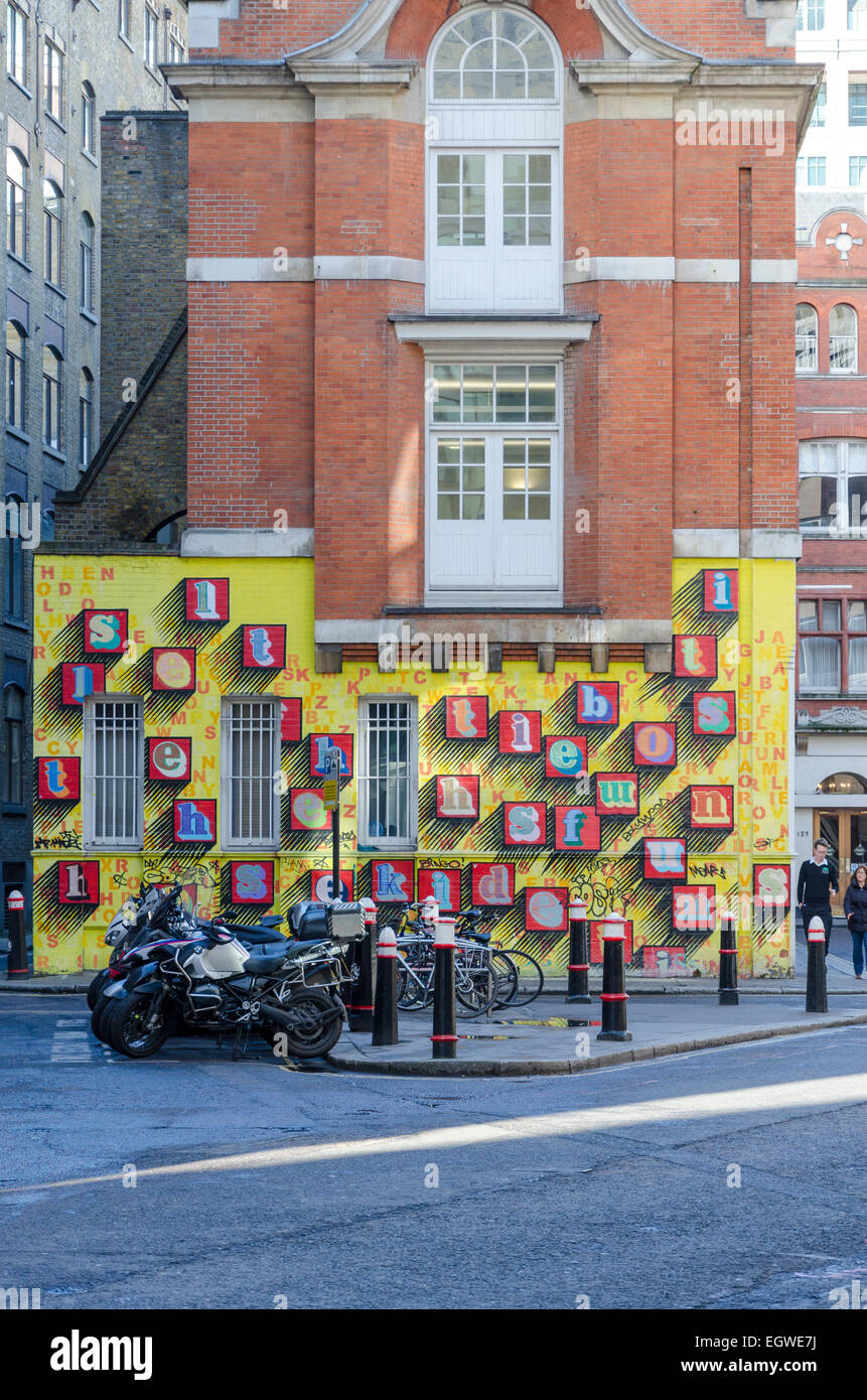 Arte de la calle por Ben Eine en East London, Reino Unido Foto de stock