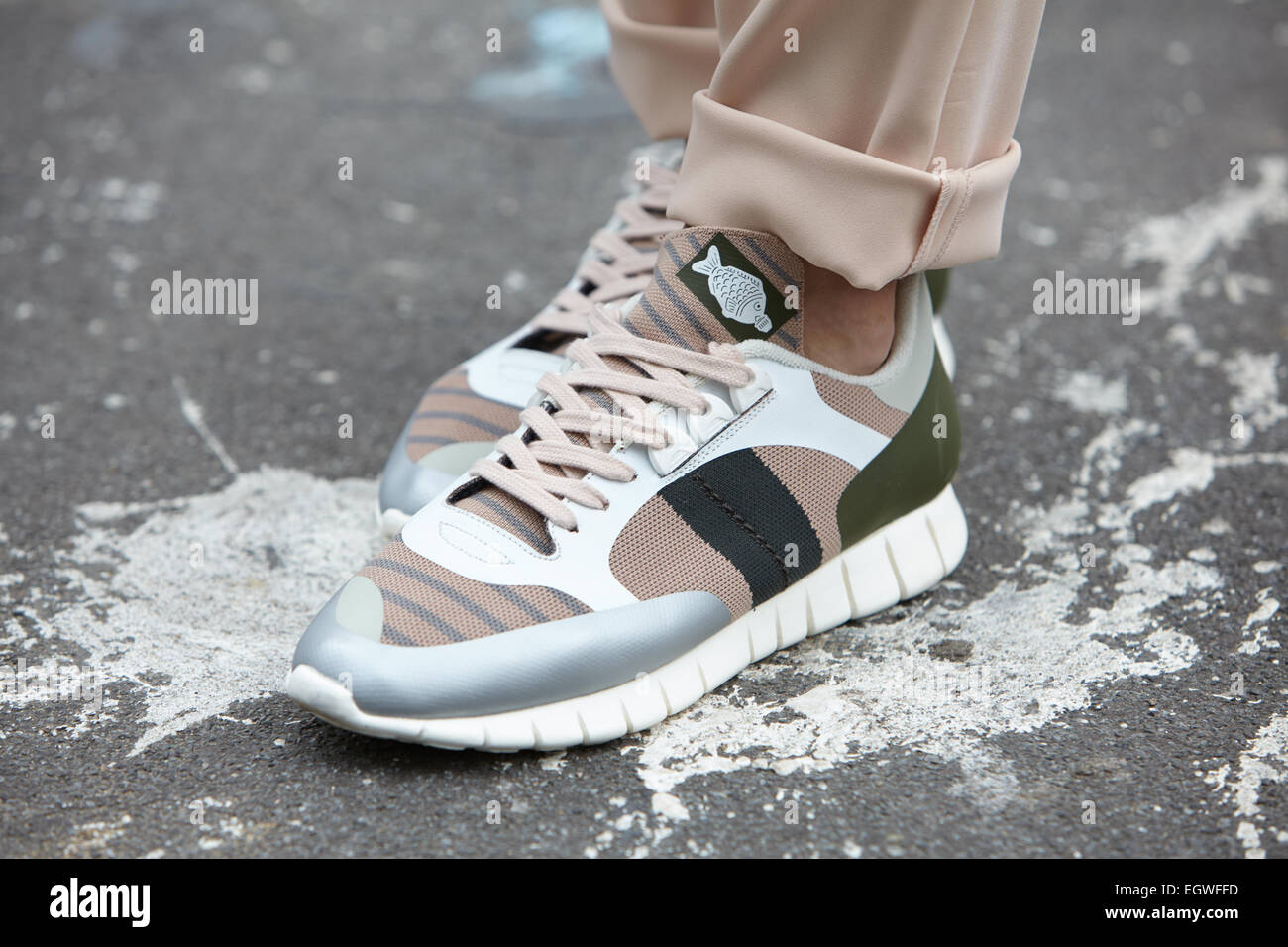 Mujer representa para los fotógrafos antes de Emporio Armani show con  zapatos Soyafish Día 3 La Semana de la moda de Milán Fotografía de stock -  Alamy