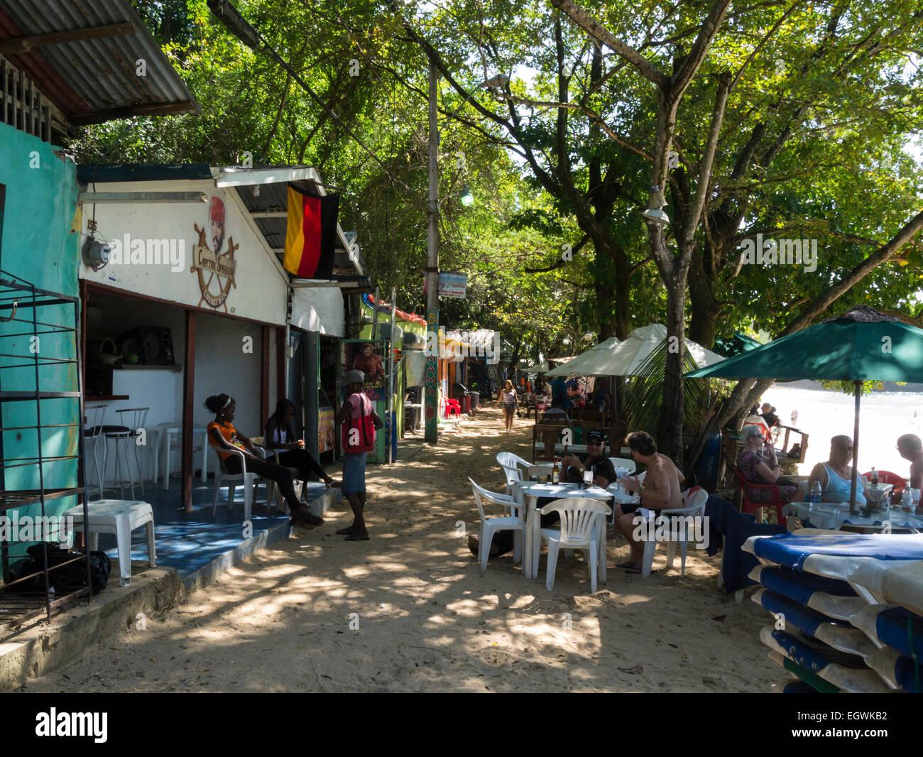 Restaurantes que flanquean la popular playa de Sosua, República Dominicana chozas de madera ofrecen elección para turistas de comedor Foto de stock