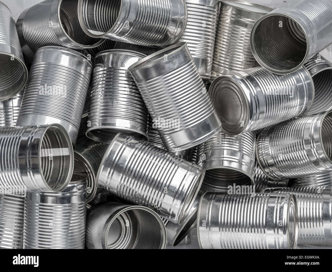 Montón de muchas latas de alimentos vacíos Foto de stock