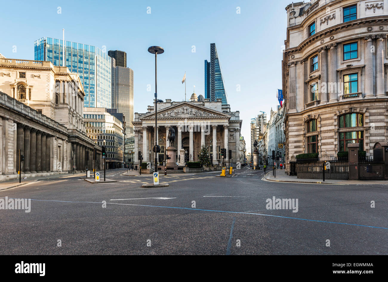 Bank Junction es un cruce de caminos en la ciudad de Londres, visto aquí inusualmente vacía Foto de stock