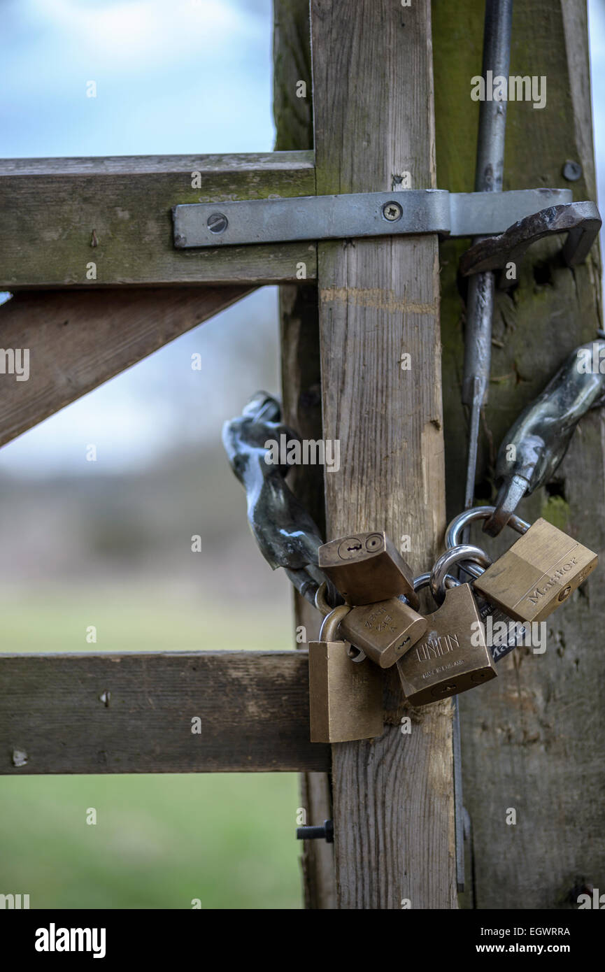 Puerta cerrada con seguridad fotografías e imágenes de alta resolución -  Alamy