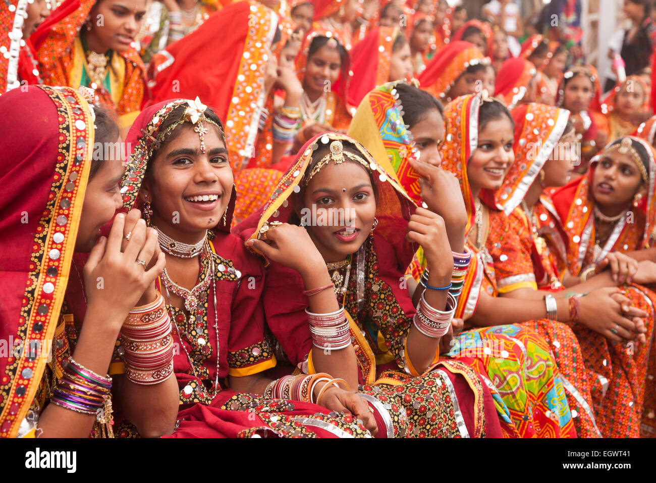 Joven en su típico colorido traje tradicional en la feria de camellos de Pushkar Mela, Pushkar, Rajastán, India, Asia Foto de stock