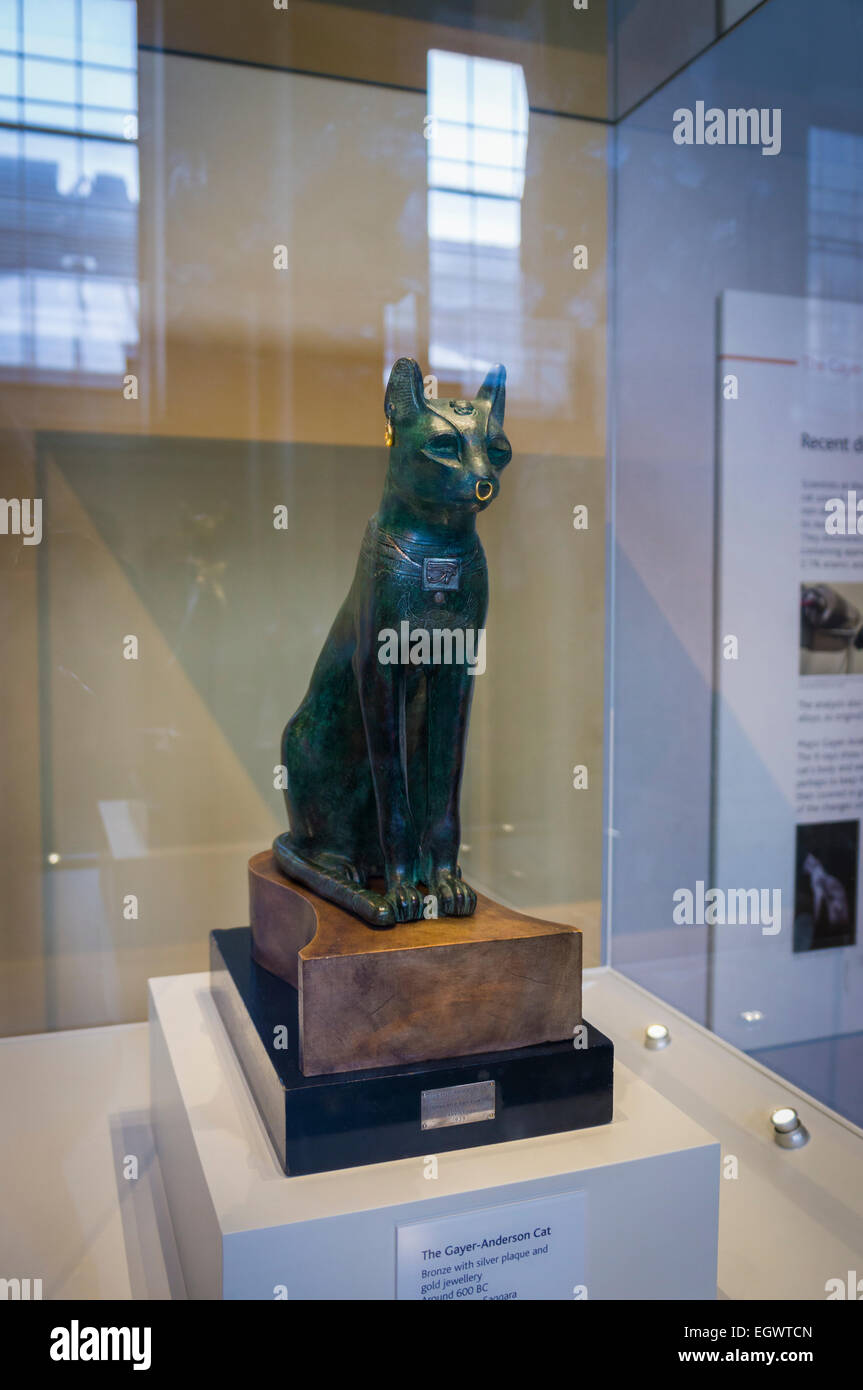 La Gayer-Anderson Cat, una estatua de bronce del Antiguo Egipto en el British Museum de Londres, Inglaterra, Reino Unido. Foto de stock
