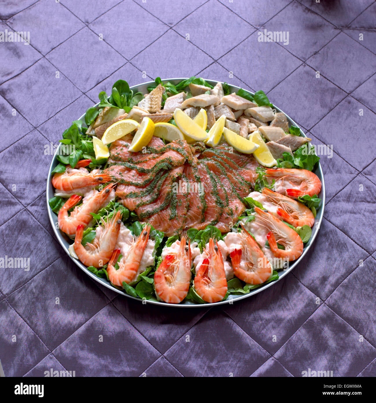 Plato de pescado y marisco, incluyendo gravadlax (salmón), cóctel de gambas y anguila ahumada Foto de stock