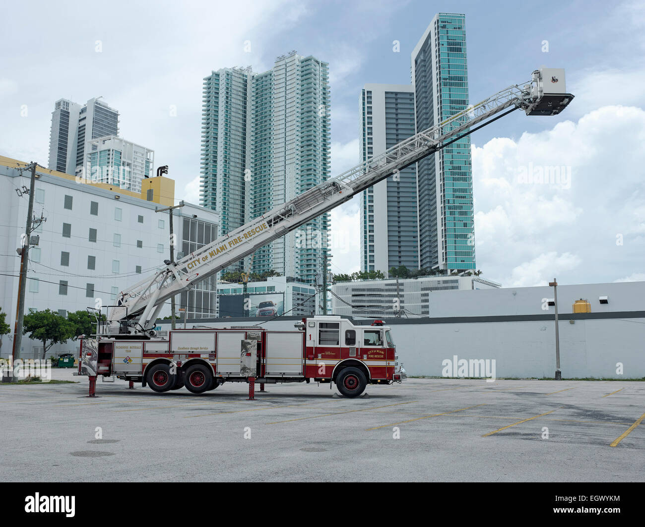 Camión de bomberos escalera aérea Foto de stock