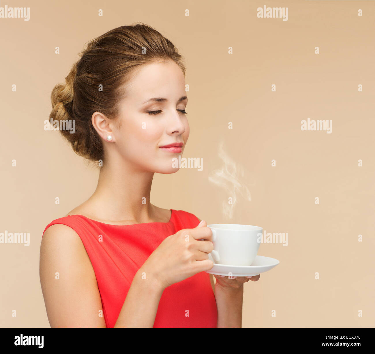 https://c8.alamy.com/compes/egx376/mujer-sonriente-en-el-vestido-rojo-con-una-taza-de-cafe-egx376.jpg