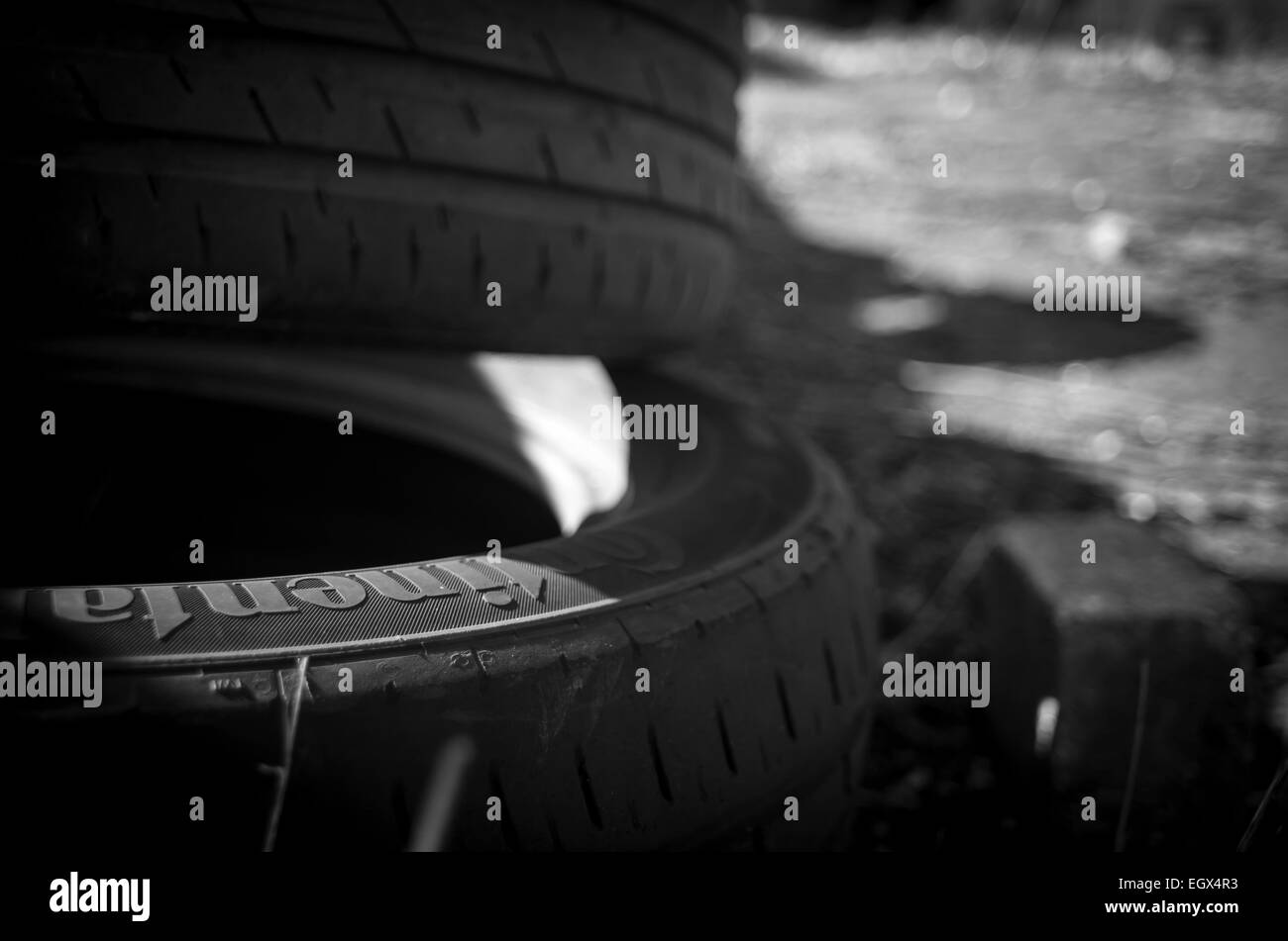 Cerca de la luz que cae sobre el montón de vertidos ilegalmente los neumáticos de coches, la campiña británica Foto de stock