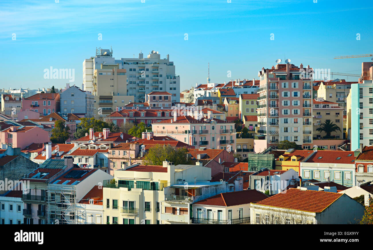 La arquitectura moderna cuesta arriba en Lisboa, Portugal. Foto de stock