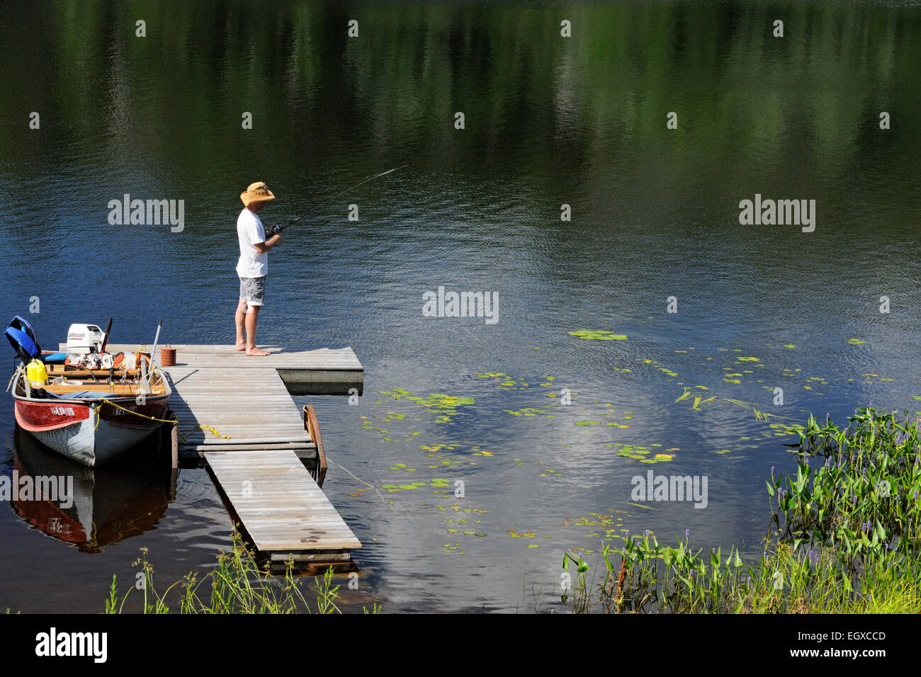 Sigue la pesca desde un muelle en el codo del Lago Mayor, en Sudbury, Ontario, Canadá Foto de stock