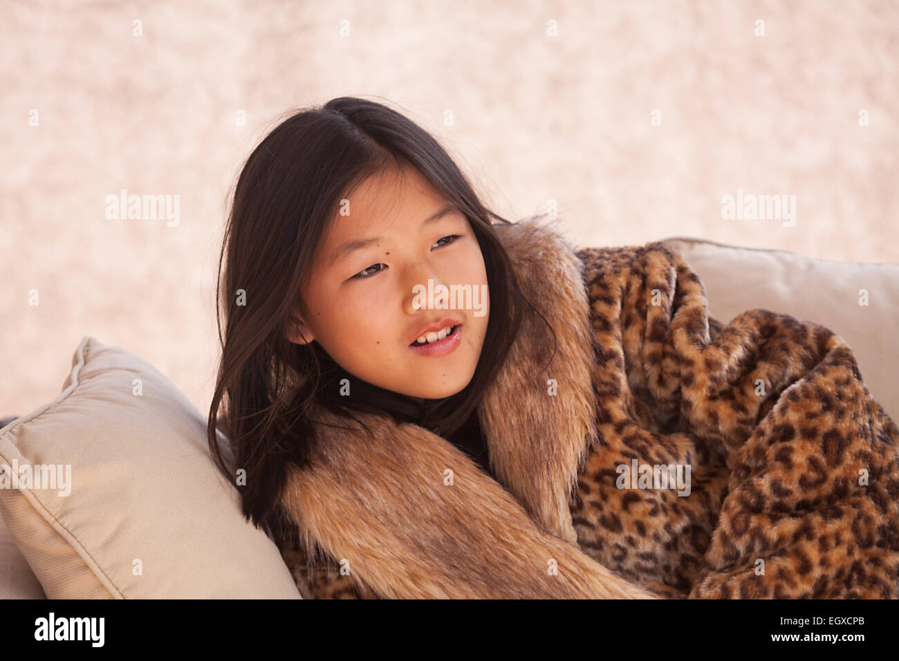 Hermosa niña china, vestida con una túnica, étnicos posando y jugando
